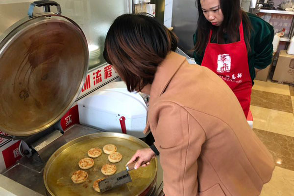 重庆市潼南县板栗饼技术学员颜女士正在nba无插件极速体育_jrs直播网_jrs低调直播网中