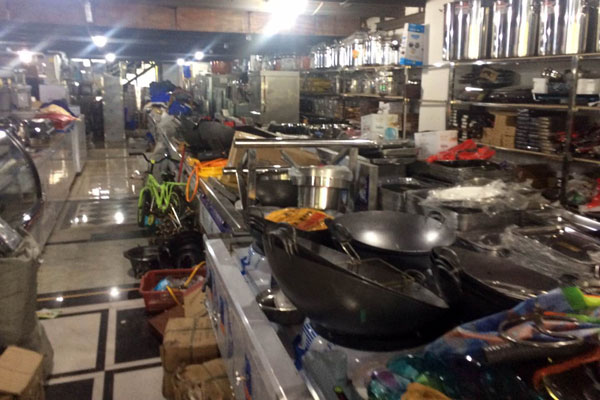 华飞大理石蛋糕nba无插件极速体育_jrs直播网_jrs低调直播网学员正在选购厨具