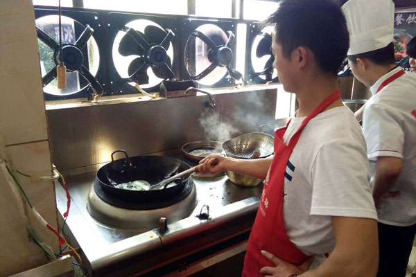 华飞西餐nba无插件极速体育_jrs直播网_jrs低调直播网学员正在nba无插件极速体育_jrs直播网_jrs低调直播网中