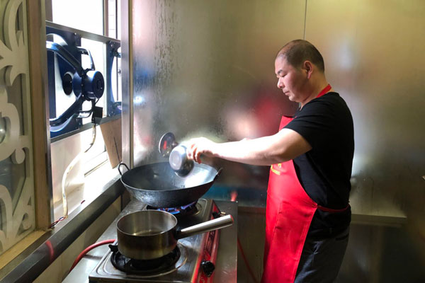 华飞水晶焖锅nba无插件极速体育_jrs直播网_jrs低调直播网学员正在nba无插件极速体育_jrs直播网_jrs低调直播网中