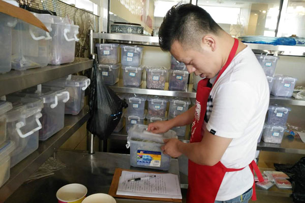 华飞西餐nba无插件极速体育_jrs直播网_jrs低调直播网学员正在nba无插件极速体育_jrs直播网_jrs低调直播网中