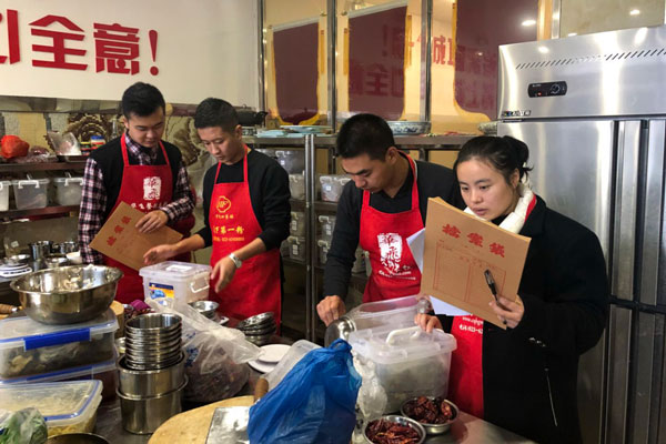 华飞卤肉nba无插件极速体育_jrs直播网_jrs低调直播网学员正在nba无插件极速体育_jrs直播网_jrs低调直播网中