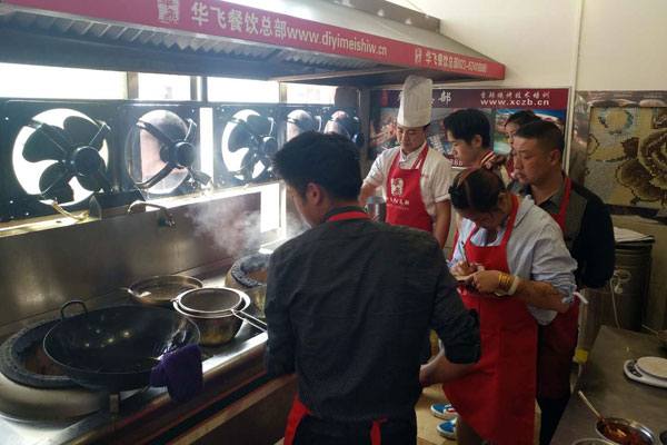 华飞荷叶包饭nba无插件极速体育_jrs直播网_jrs低调直播网学员正在nba无插件极速体育_jrs直播网_jrs低调直播网中