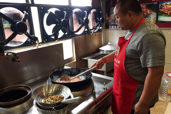 华飞纸上烤鱼nba无插件极速体育_jrs直播网_jrs低调直播网学员正在nba无插件极速体育_jrs直播网_jrs低调直播网中