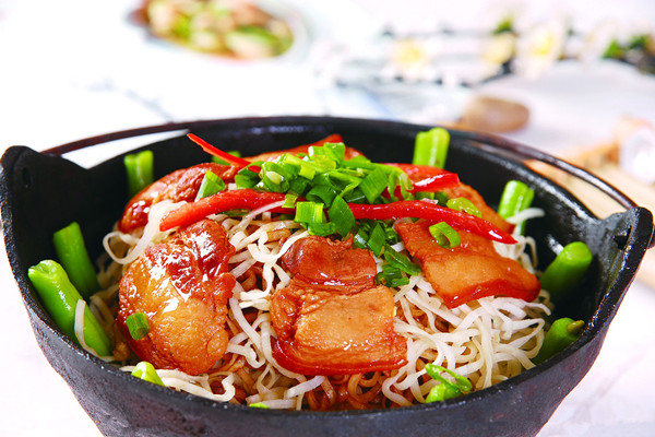 倾品铁锅焖面加盟