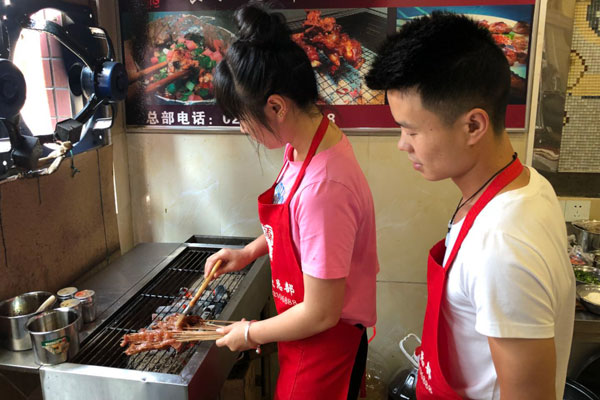 华飞特色烧烤nba无插件极速体育_jrs直播网_jrs低调直播网学员正在nba无插件极速体育_jrs直播网_jrs低调直播网中