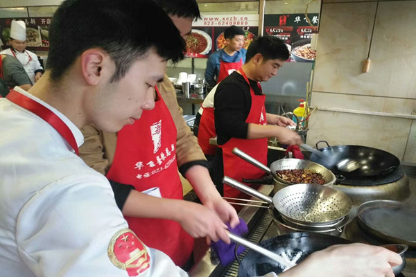 肥肠鸡火锅技术学员实操中