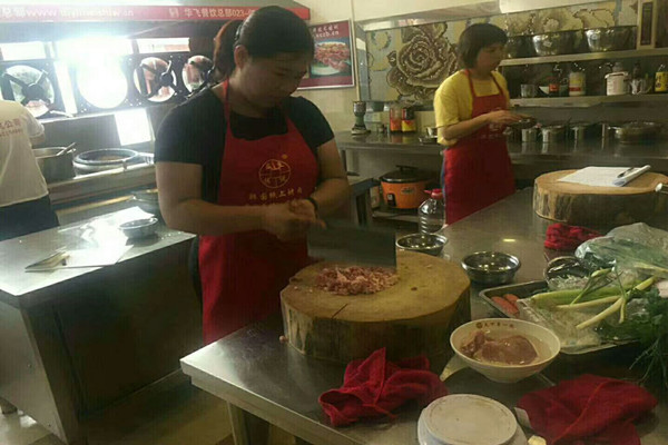 学小面学员实操中