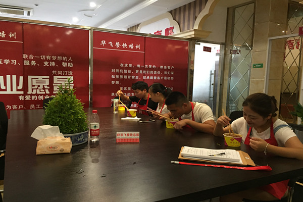 学习酸辣粉技术学员品尝中